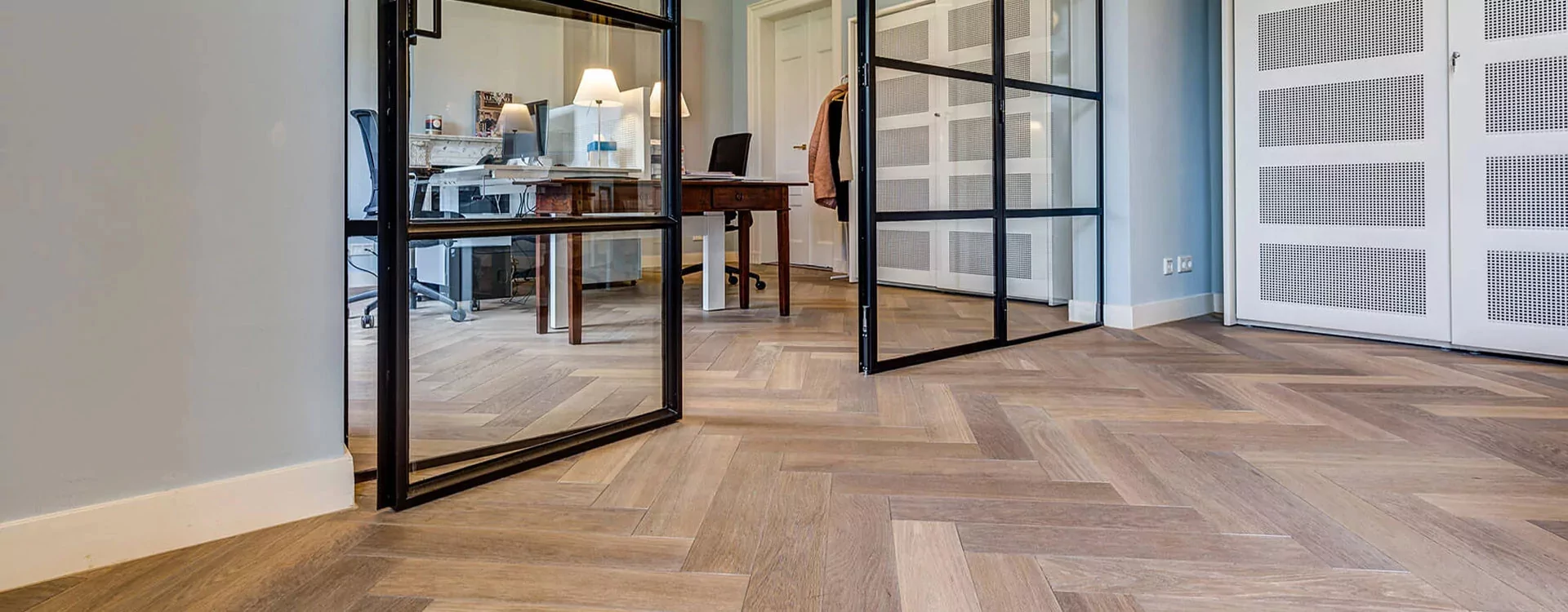 Oversized herringbone parquet, the perfect blend of authenticity and modernity