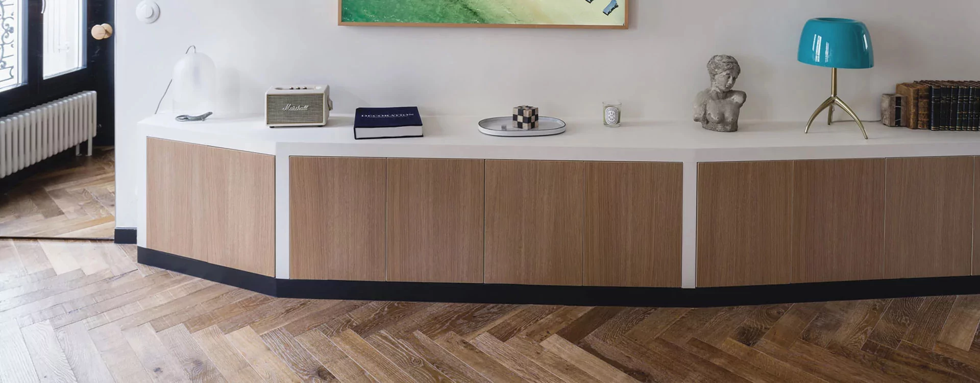 Le parquet à bâtons rompus chêne écologique : un cachet unique à cet appartement parisien