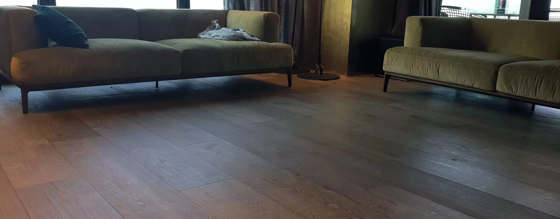 The elegance of a dark parquet floor for an exceptional interior with a hushed ambience
